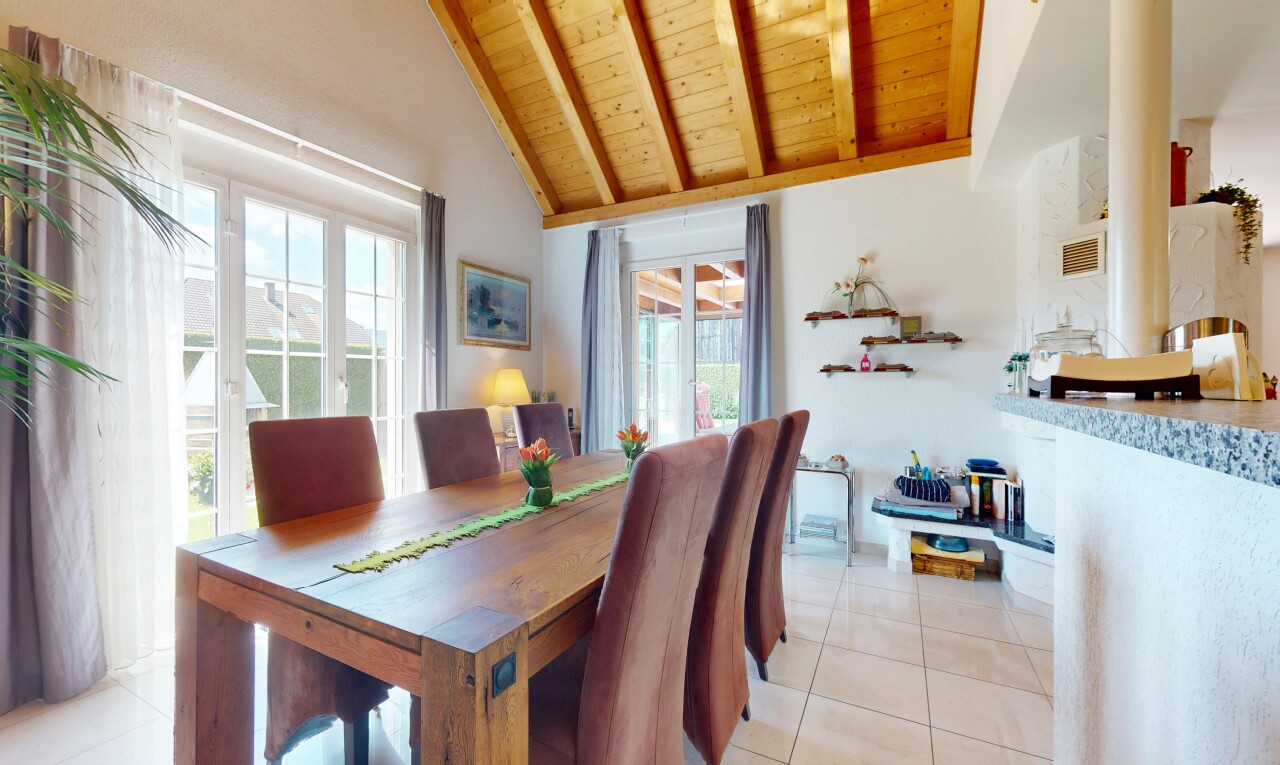 salle à manger avec plafond en bois, wood ceiling, lumière naturelle, natural light, et plafond à poutres