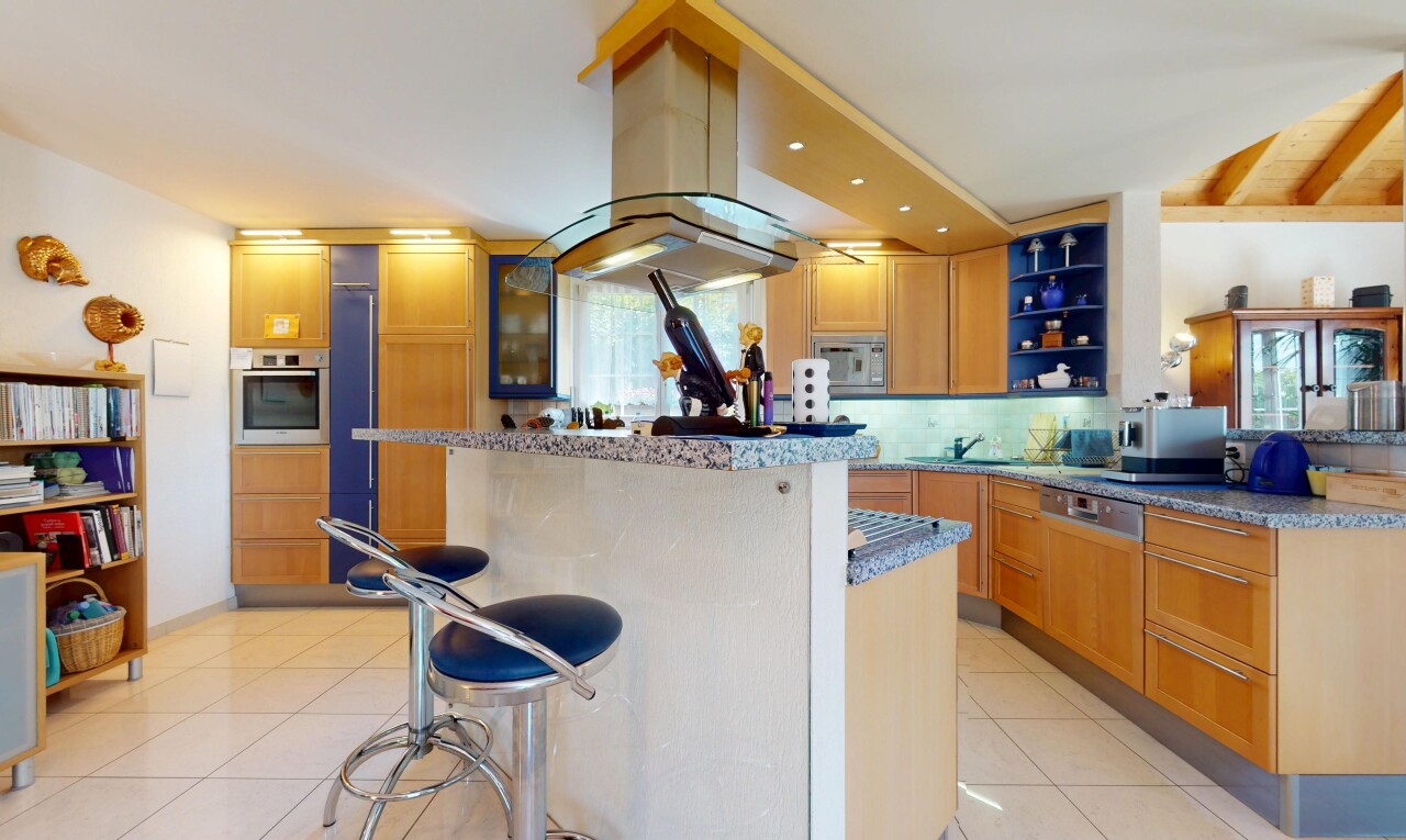 cuisine avec micro-ondes, sol en carrelage, tile floor, lumière naturelle, et natural light