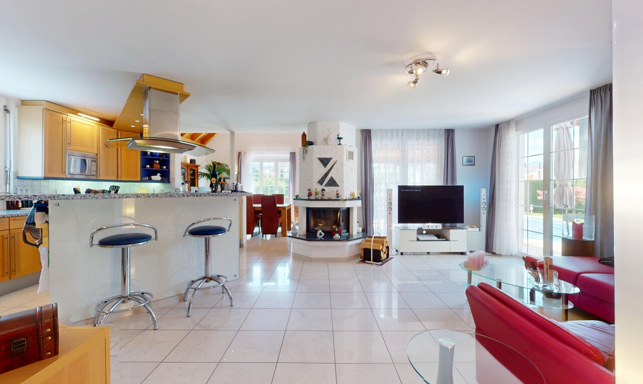 salon avec télévision, lumière naturelle, natural light, sol en carrelage, et tile floor