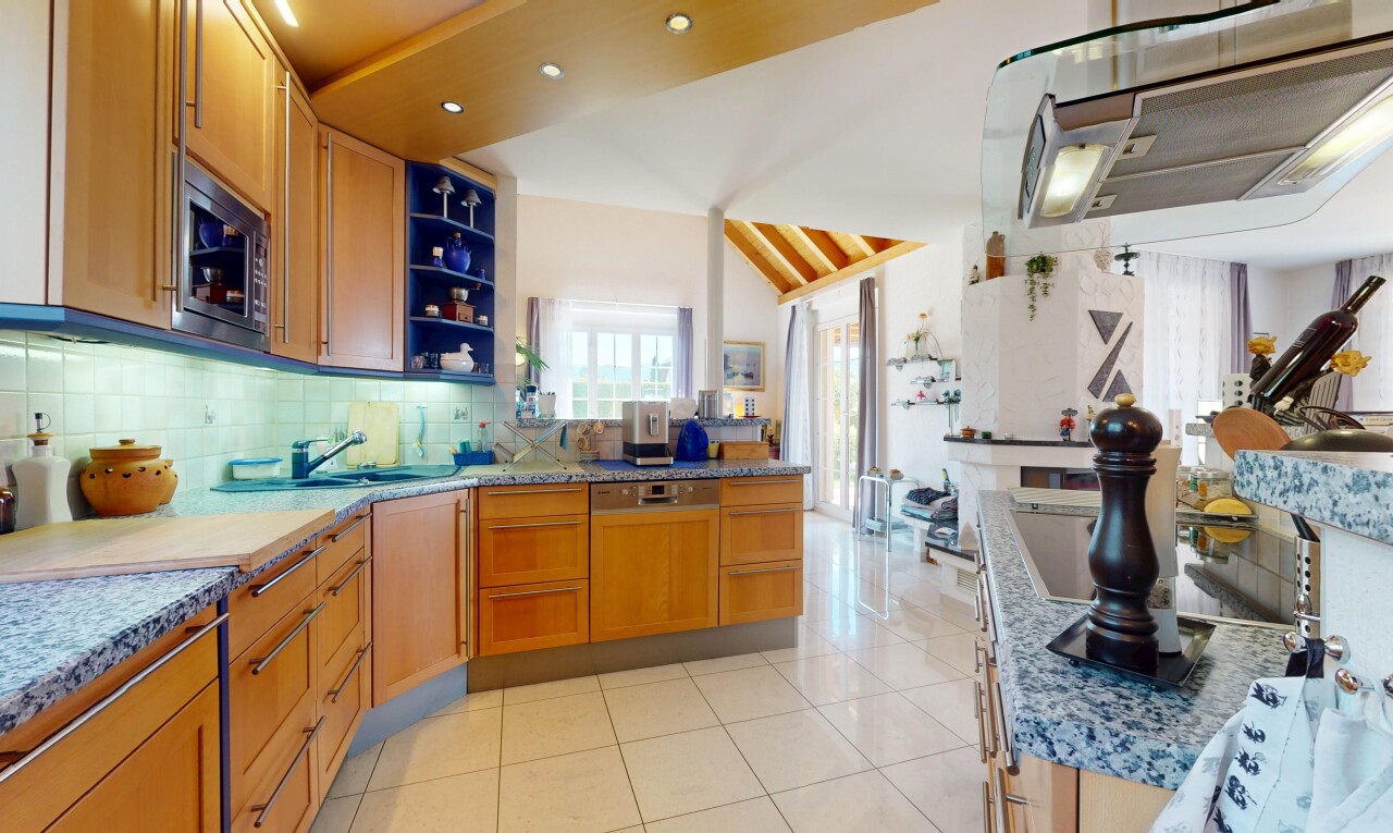 cuisine avec micro-ondes, lave-vaisselle, lumière naturelle, natural light, et inside property