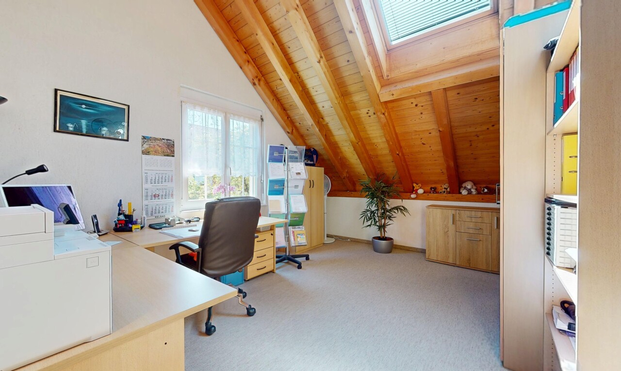 bureau avec pièce supplémentaire, plafond en bois, wood ceiling, plafond voûté, et vaulted ceiling