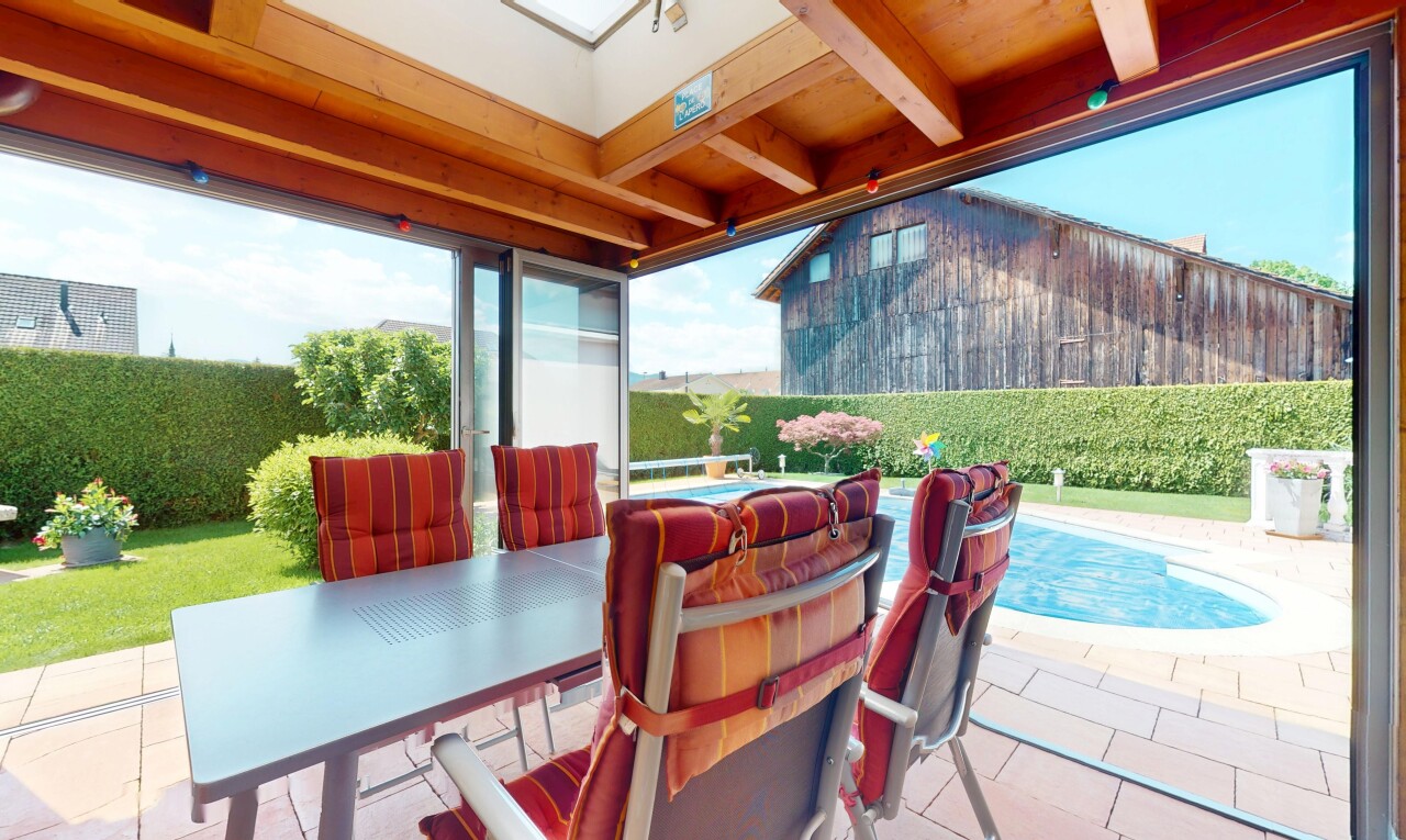 terrasse avec terrasse, coin repas extérieur, from property, piscine, et day time