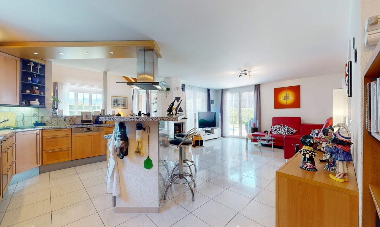 cuisine avec ouvert sur l'espace de vie, télévision, inside property, lumière naturelle, et natural light