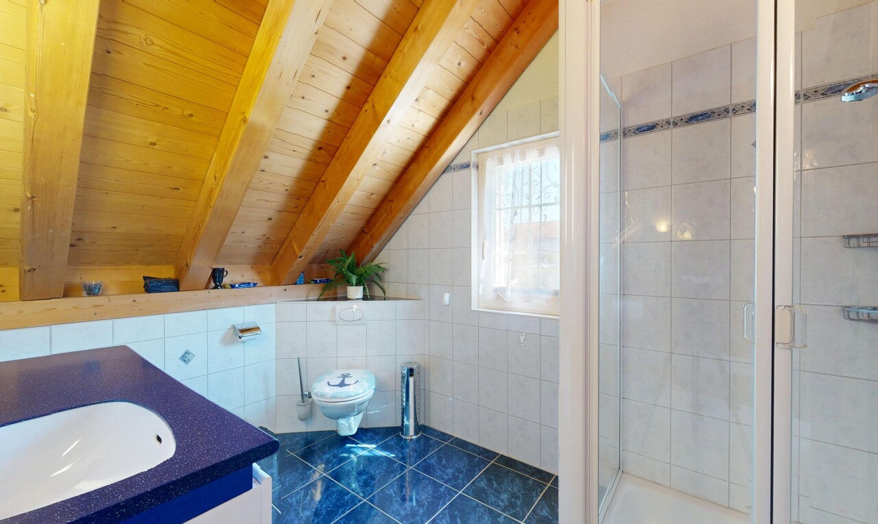 salle de bains avec mur en carrelage, tile wall, douche, salle de bain complète, et lavabo (ou coiffeuse selon le contexte)