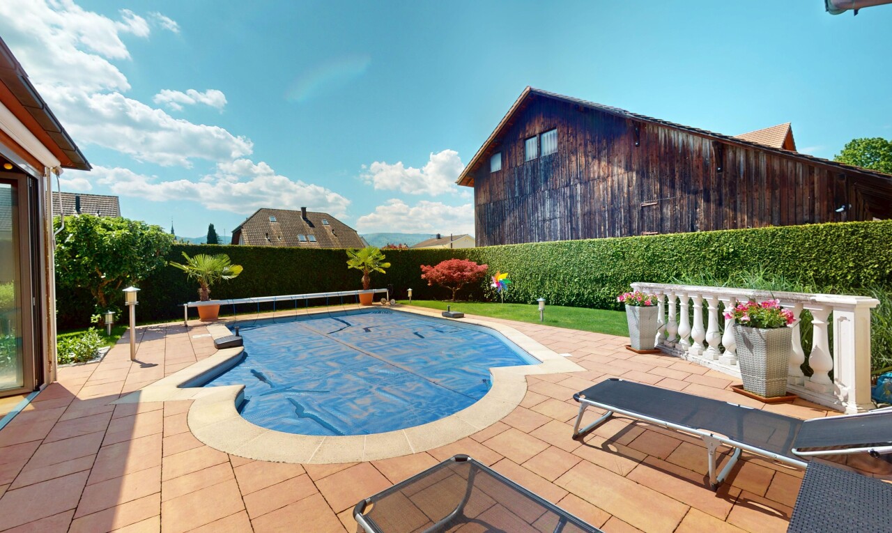 piscine avec terrasse, from property, clôture, day time, et piscine