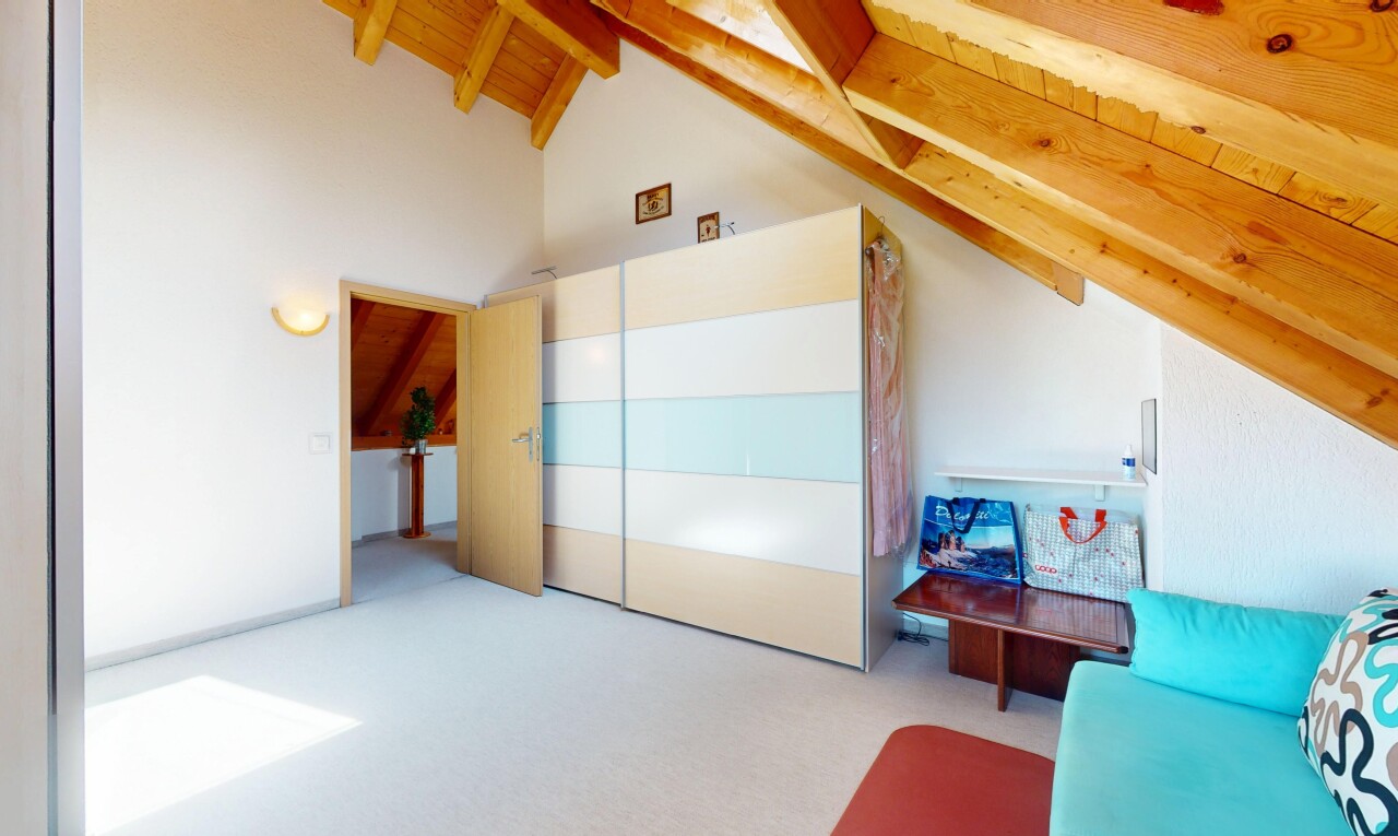 salon avec inside property, plafond voûté, vaulted ceiling, plafond à poutres, et beamed ceiling