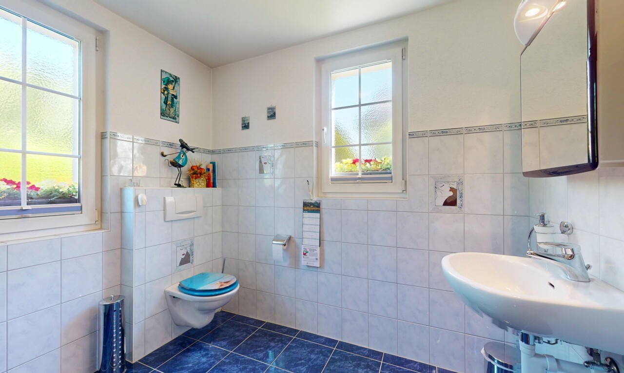 salle de bains avec mur en carrelage, tile wall, miroir, inside property, et sol en carrelage