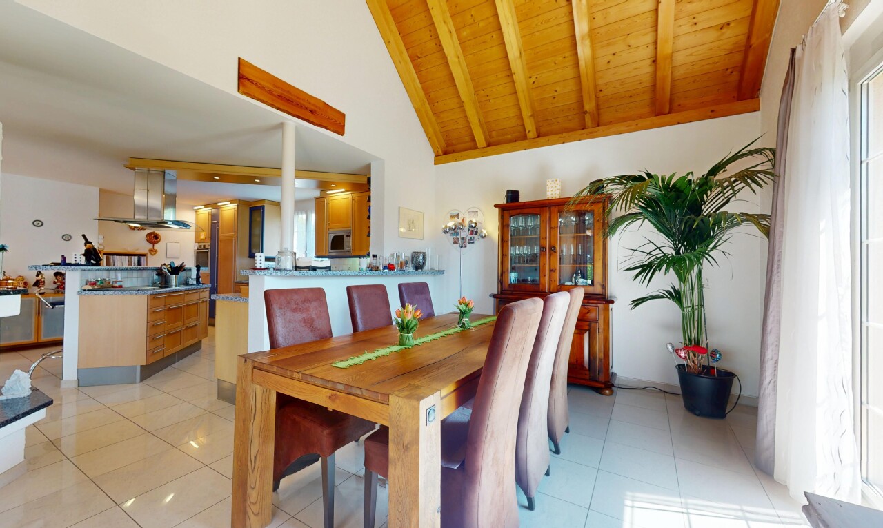salle à manger avec plafond en bois, wood ceiling, plafond à poutres, beamed ceiling, et cloison sèche