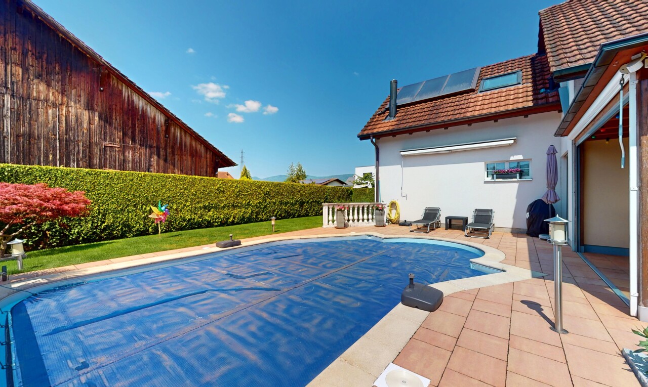 piscine avec piscine, terrasse, et day time