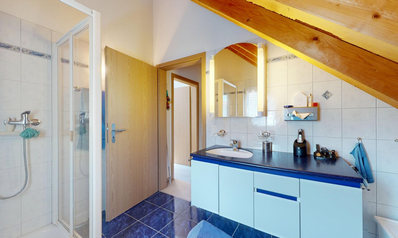 salle de bains avec évier, douche, lavabo (ou coiffeuse selon le contexte), inside property, et salle de bain complète