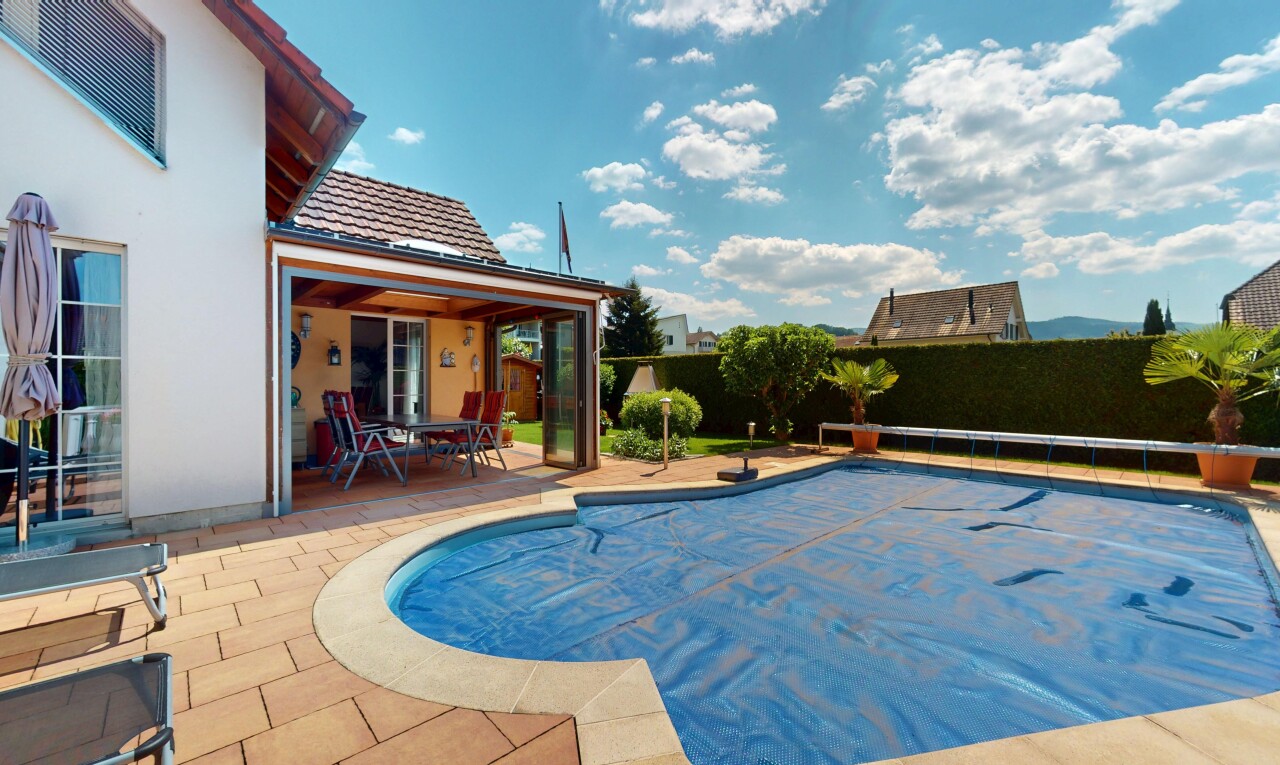 piscine avec terrasse, clôture, day time, et piscine