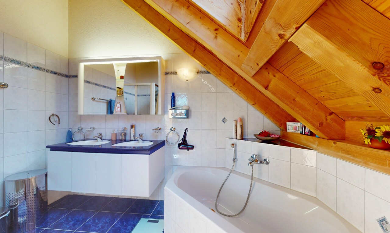 salle de bains avec salle de bain complète, inside property, évier, bain, et tile tub
