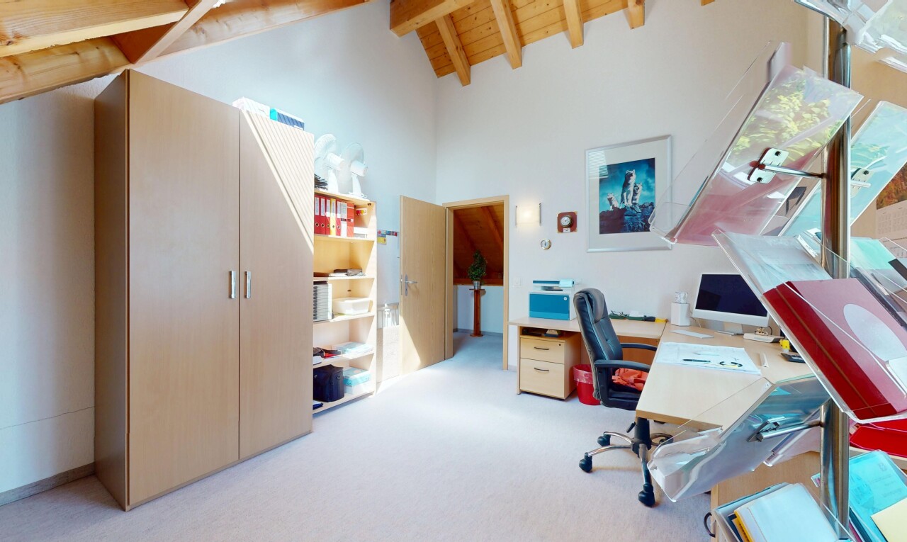 bureau avec plafond voûté, vaulted ceiling, inside property, plafond à poutres, et beamed ceiling