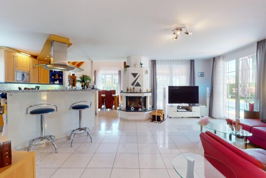 salon avec télévision, lumière naturelle, natural light, sol en carrelage, et tile floor