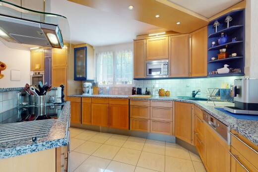 cuisine avec micro-ondes, hotte, dosseret, backsplash, et armoires de style shaker