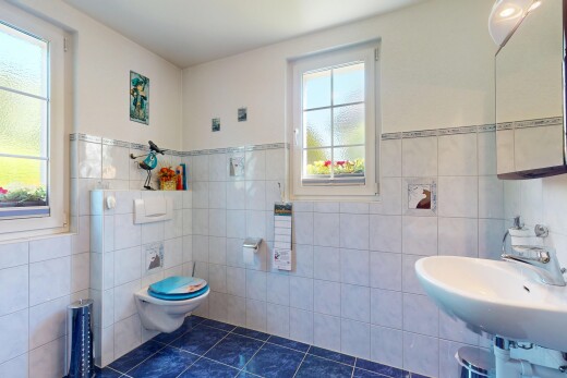 salle de bains avec mur en carrelage, tile wall, miroir, inside property, et sol en carrelage