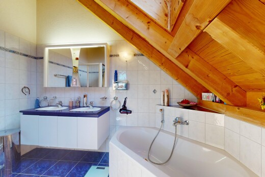 salle de bains avec salle de bain complète, inside property, évier, bain, et tile tub