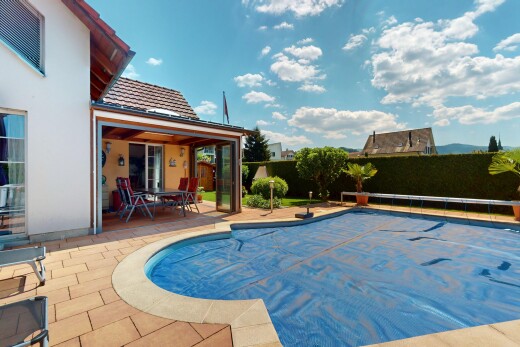 piscine avec terrasse, clôture, day time, et piscine