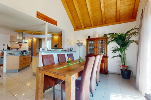 salle à manger avec plafond en bois, wood ceiling, plafond à poutres, beamed ceiling, et cloison sèche