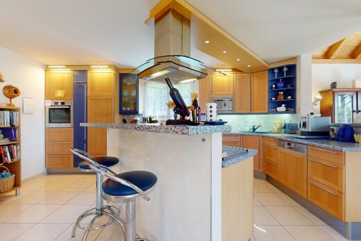 cuisine avec micro-ondes, sol en carrelage, tile floor, lumière naturelle, et natural light