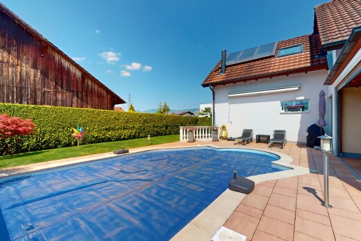 piscine avec piscine, terrasse, et day time