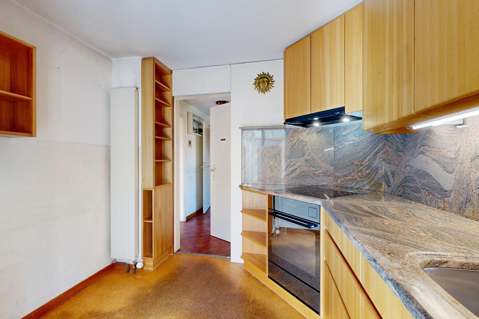 cuisine avec étagères ouvertes, open shelves, plans de travail en pierre, stone countertops, et four