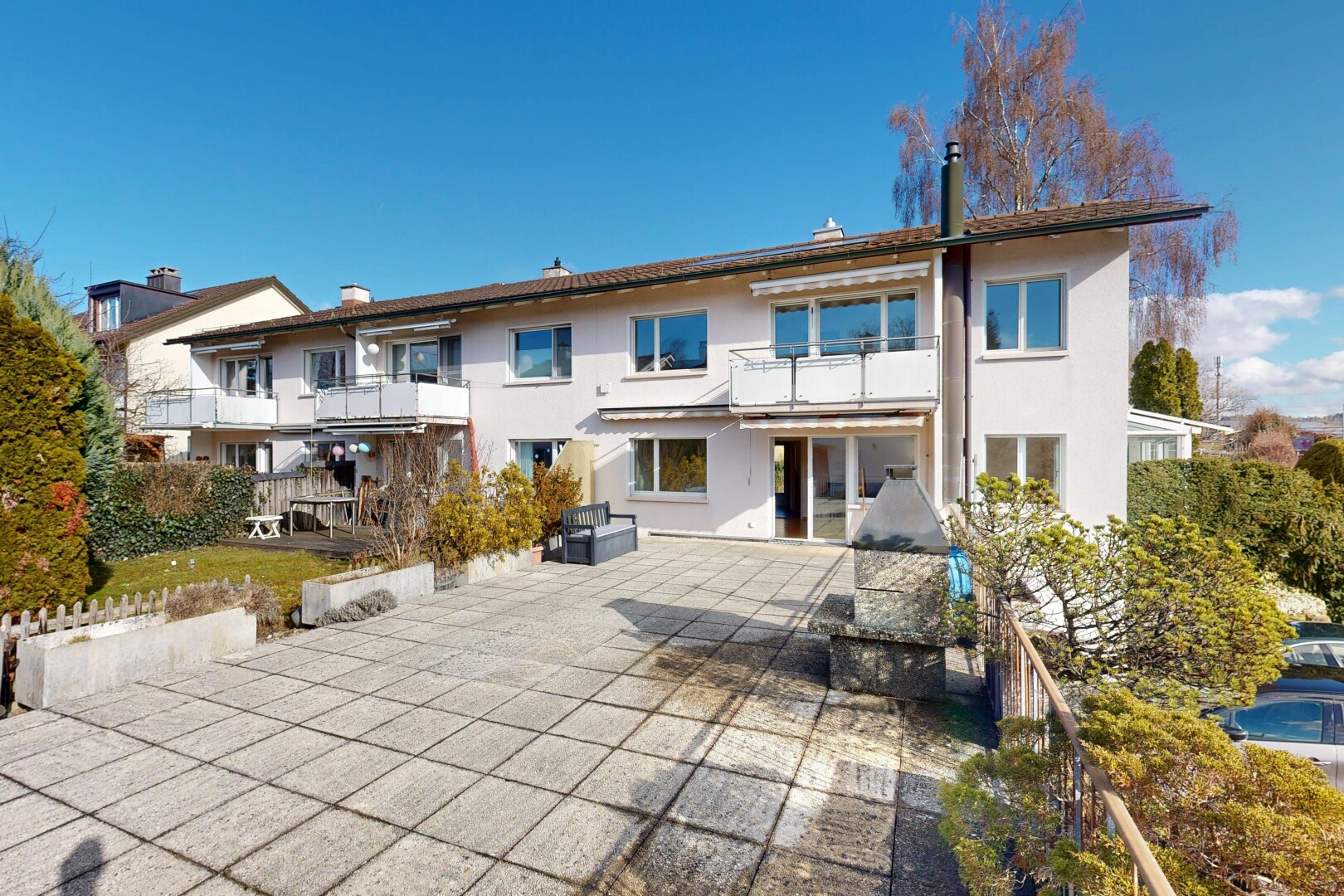 façade avec day time, bardage en stuc, property visible, balcon, et terrasse