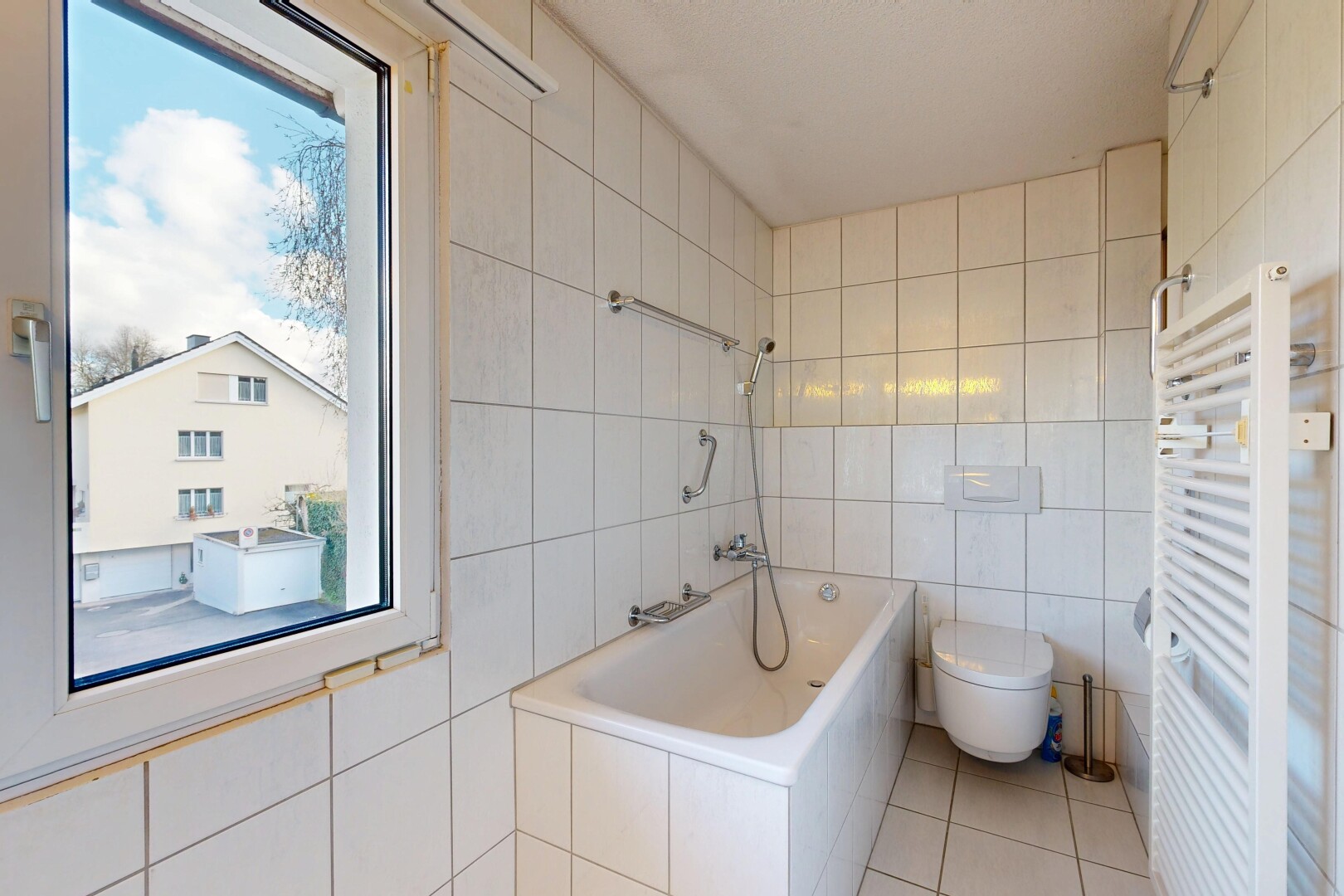 salle de bains avec chauffe-serviettes, salle de bain complète, radiateur, mur en carrelage, et tile wall