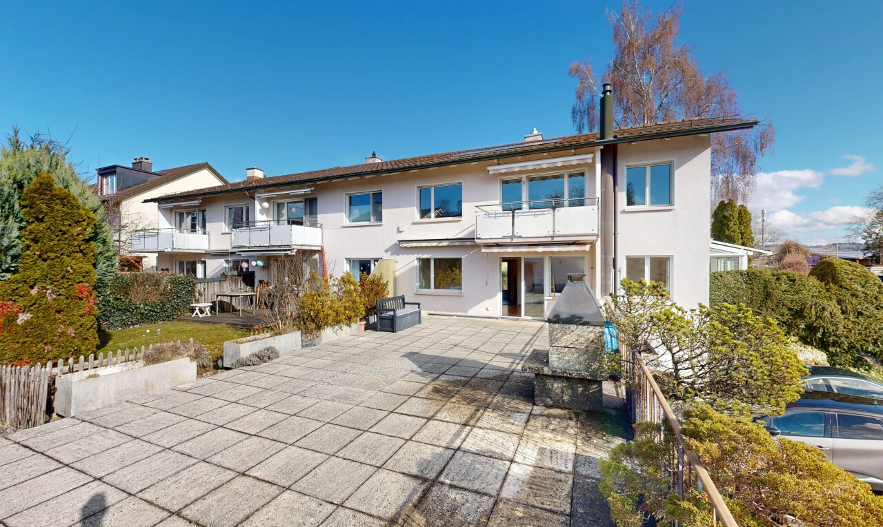façade avec day time, bardage en stuc, property visible, balcon, et terrasse