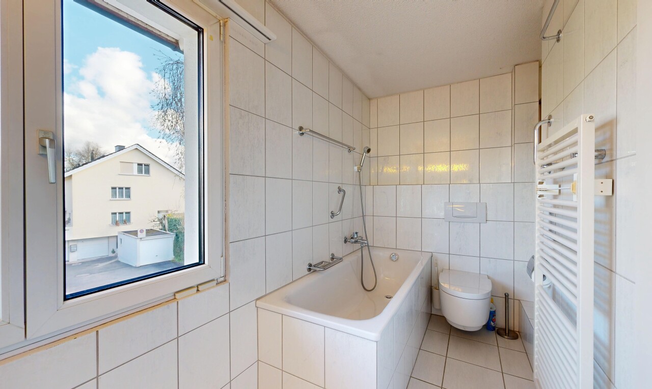 salle de bains avec chauffe-serviettes, salle de bain complète, radiateur, mur en carrelage, et tile wall