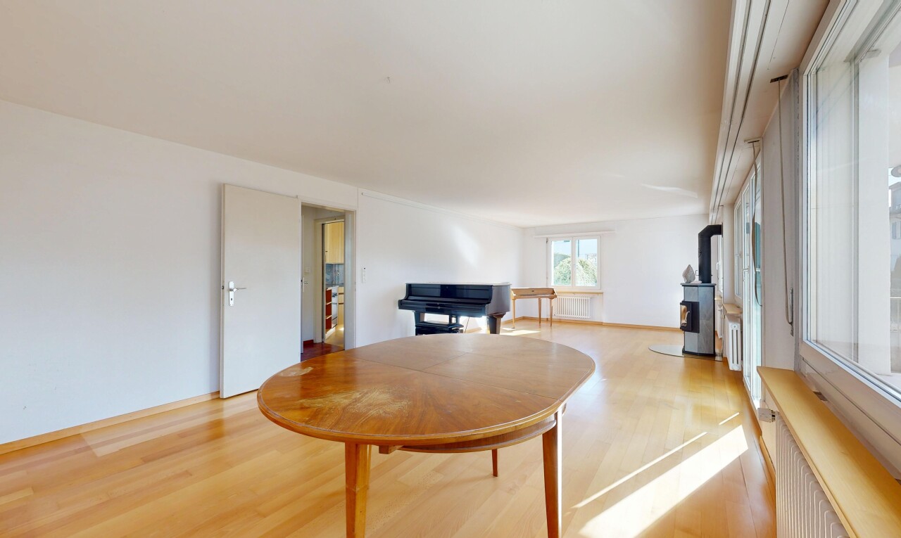 salon avec wood finish floor, sol en finition bois, inside property, drywall, et cloison sèche