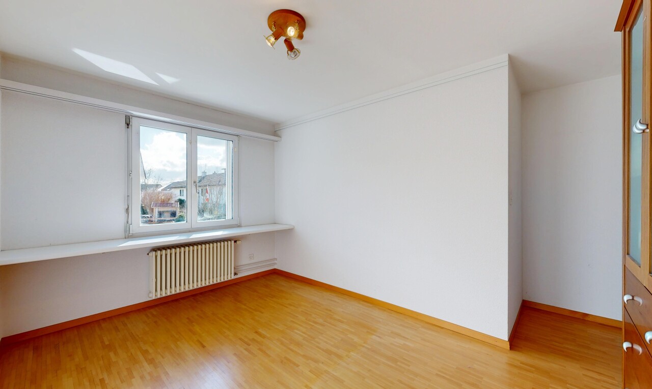 pièce vide avec radiateur, cloison sèche, drywall, sol en finition bois, et wood finish floor