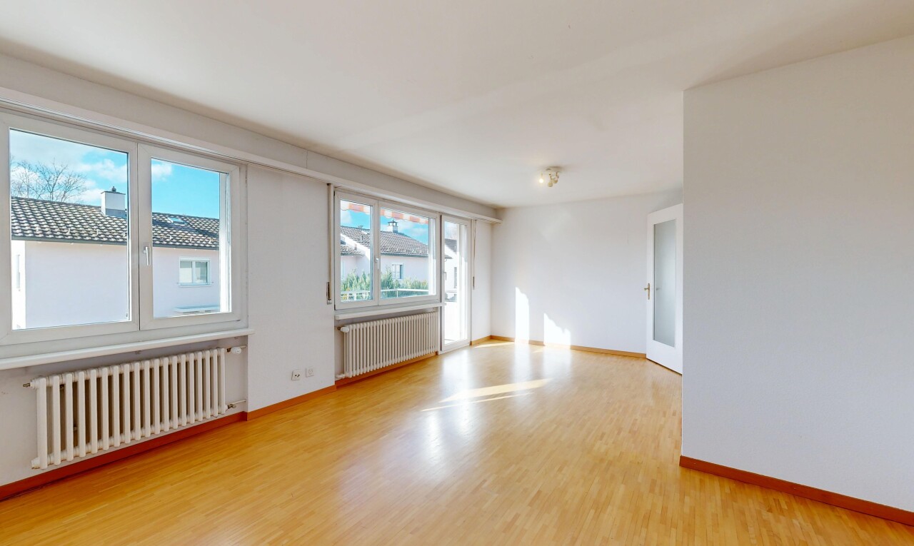 pièce vide avec radiateur, day time, drywall, cloison sèche, et wood finish floor