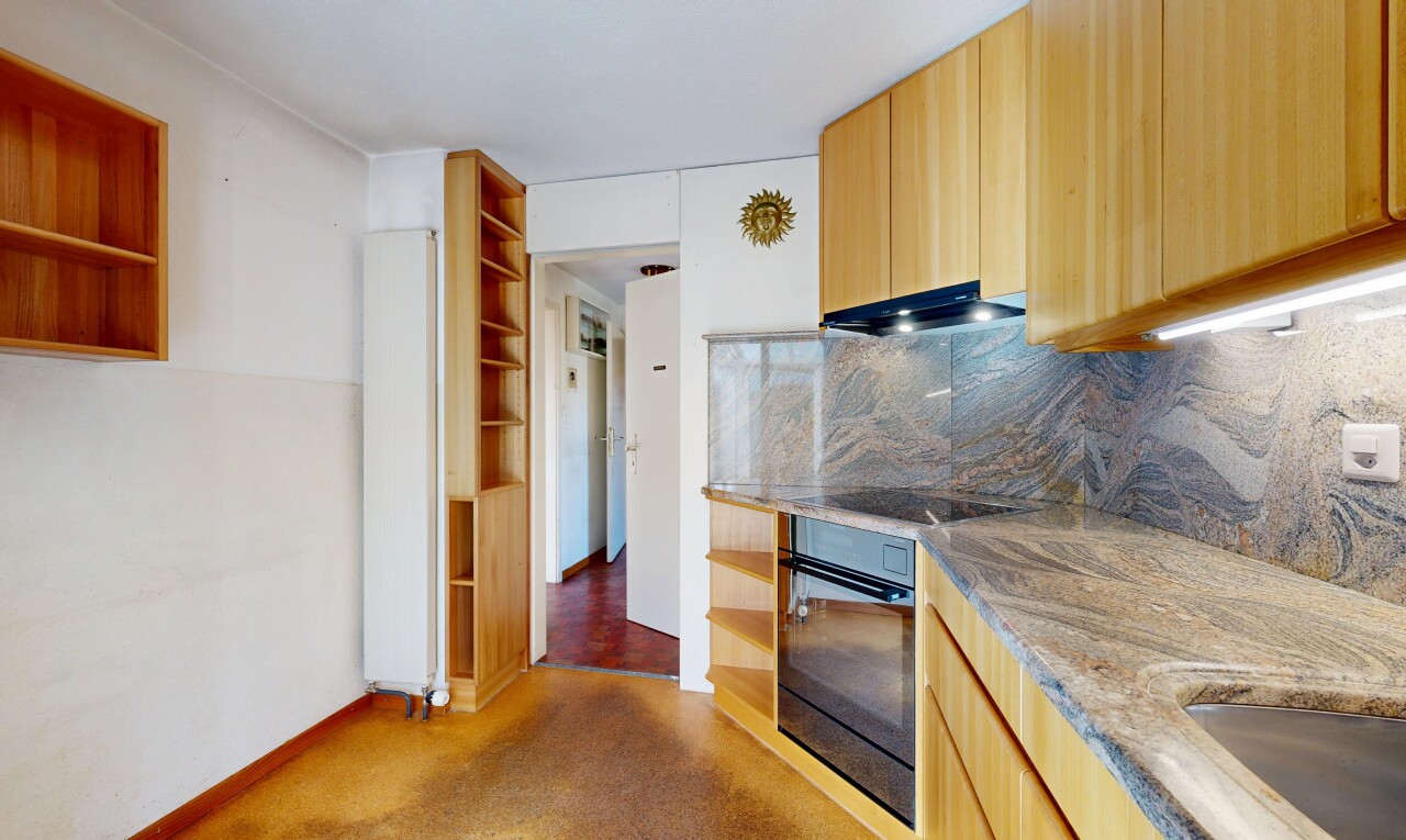 cuisine avec étagères ouvertes, open shelves, plans de travail en pierre, stone countertops, et four