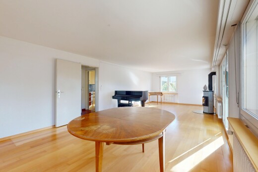 salon avec wood finish floor, sol en finition bois, inside property, drywall, et cloison sèche