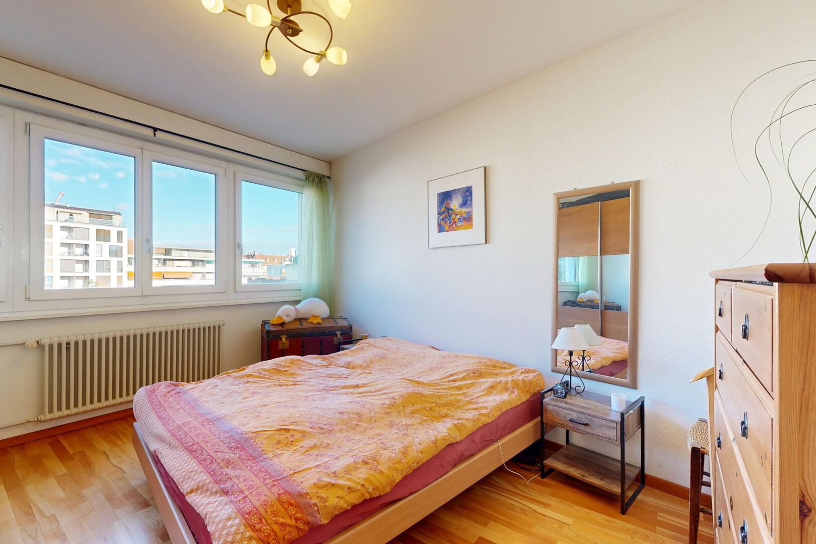 zimmer / schlafzimmer mit kühler, natürliches licht, natural light, inside property, und holzfußboden