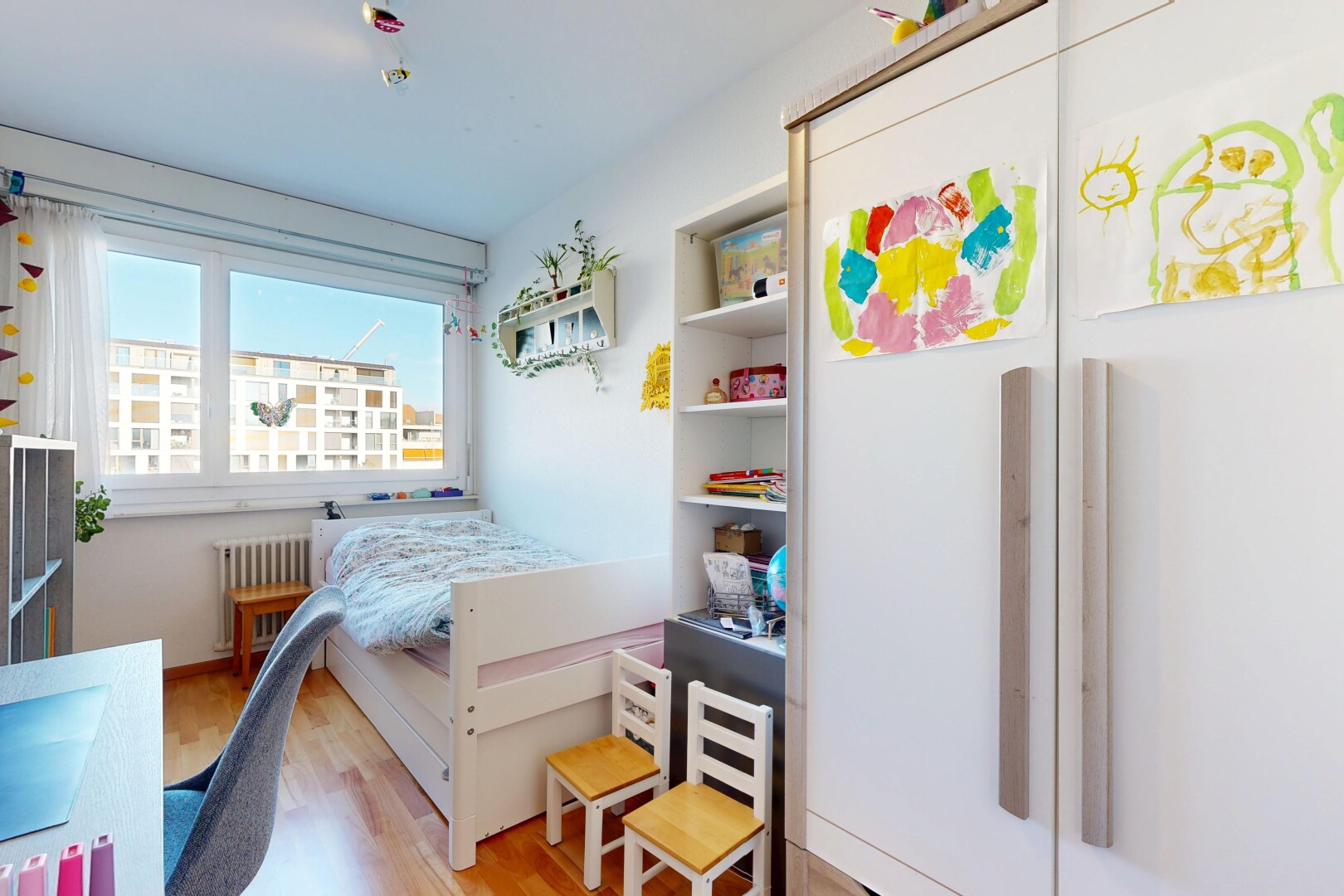 zimmer / schlafzimmer mit kühler, holzfußboden, wood finish floor, inside property, und natürliches licht