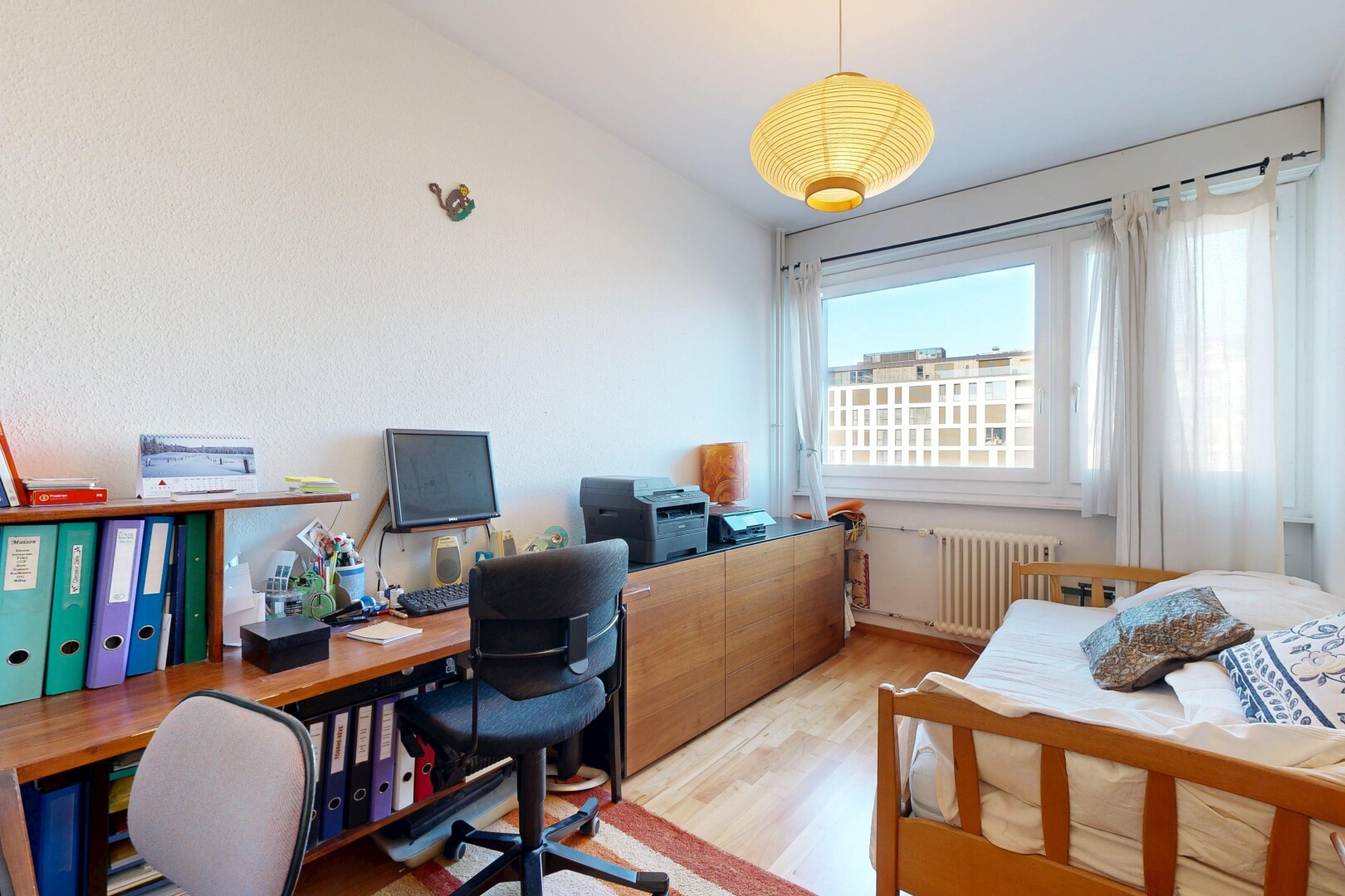 büro mit holzfußboden, wood finish floor, kühler, inside property, und natürliches licht