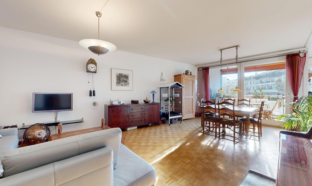 wohn- / esszimmer mit parquet floor, gipskartonwand, drywall, fernseher, und inside property