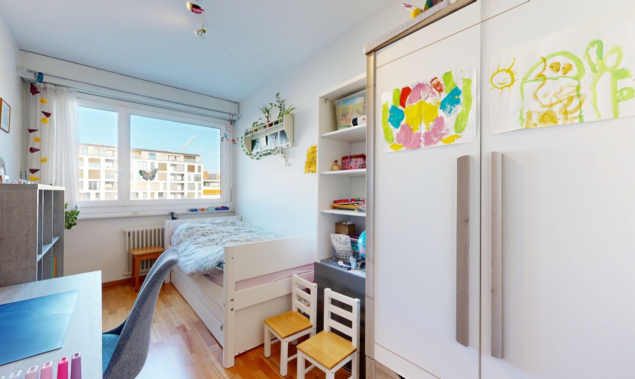 zimmer / schlafzimmer mit kühler, holzfußboden, wood finish floor, inside property, und natürliches licht