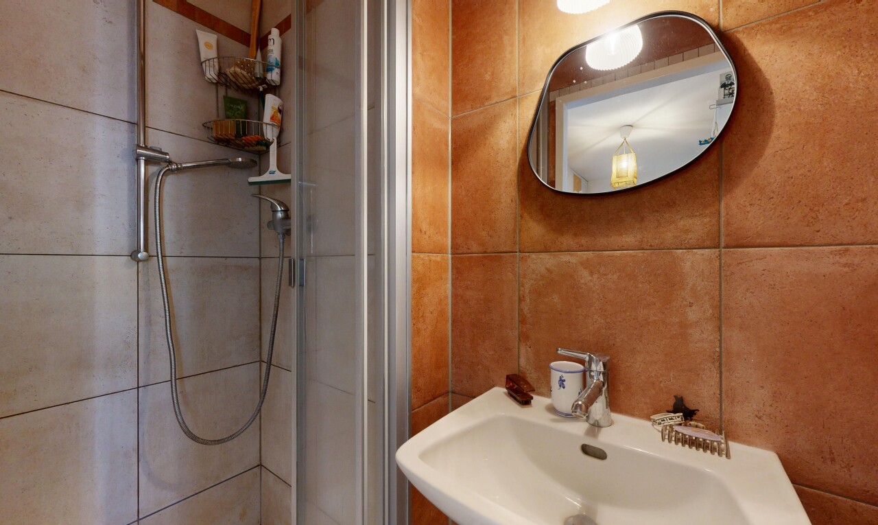 bad mit spiegel, dusche, komplettes badezimmer, waschbecken, und inside property