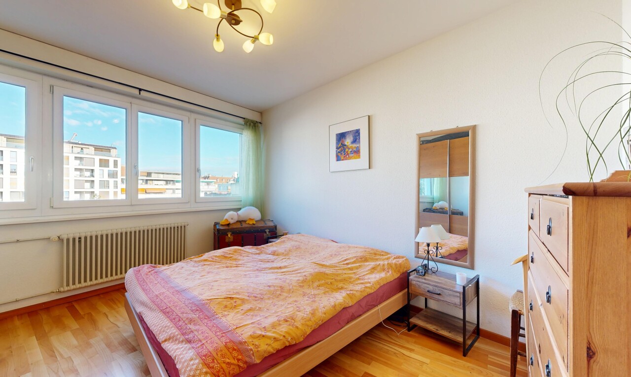 zimmer / schlafzimmer mit kühler, natürliches licht, natural light, inside property, und holzfußboden