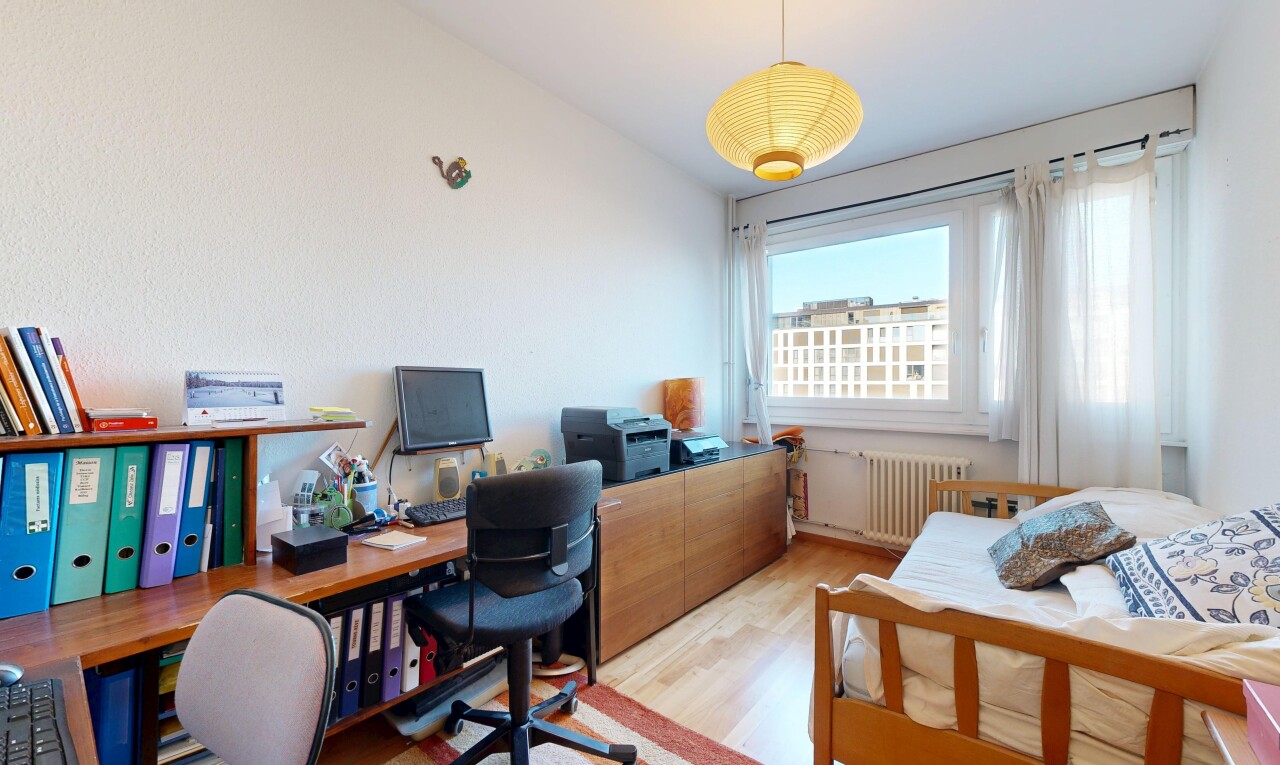 büro mit holzfußboden, wood finish floor, kühler, inside property, und natürliches licht