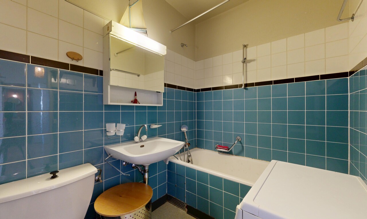 bad mit komplettes badezimmer, kombiniertes bad / dusche, inside property, spiegel, und toilette
