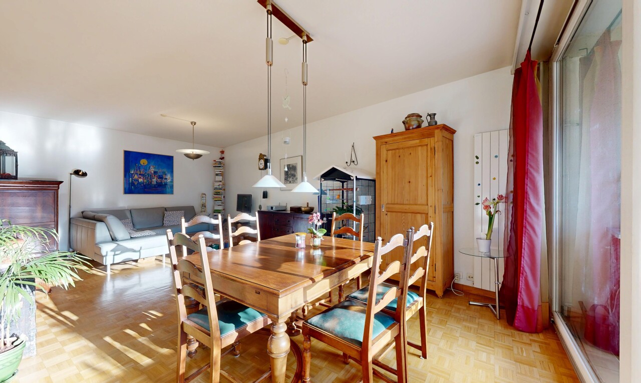 esszimmer mit gipskartonwand, drywall, inside property, und parquet floor