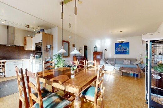 salon / salle à manger avec inside property, cloison sèche, drywall, et parquet floor