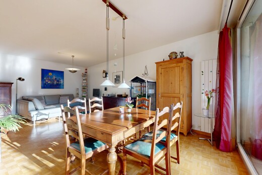 salle à manger avec cloison sèche, drywall, inside property, et parquet floor