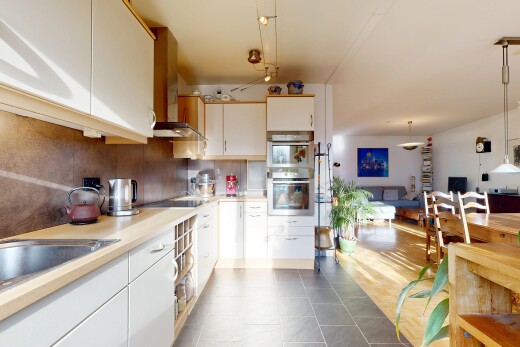 cuisine avec hotte, plans de travail, dosseret, backsplash, et four double