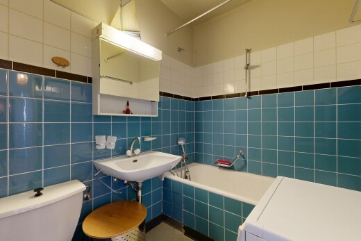 salle de bains avec salle de bain complète, douche-bain combinés, inside property, miroir, et toilette