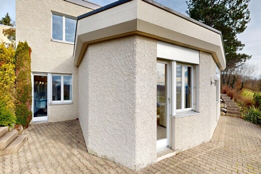 façade avec terrasse, bardage en stuc, from property, et day time